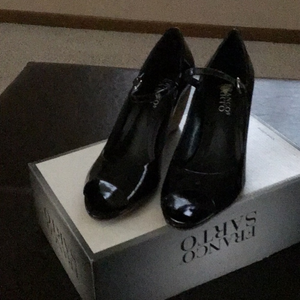 Open patent leather wedge shoe
